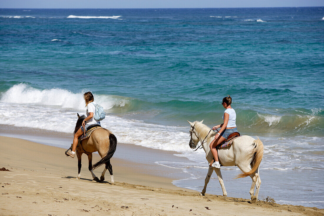 Zwei Frauen reiten am Strand entlang, Aguadilla, Puerto Rico, Karibik, Amerika