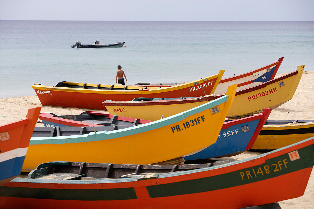 Bunte Boote liegen am Strand im Sonnenlicht, Playa Crashboat, Puerto Rico, Karibik, Amerika