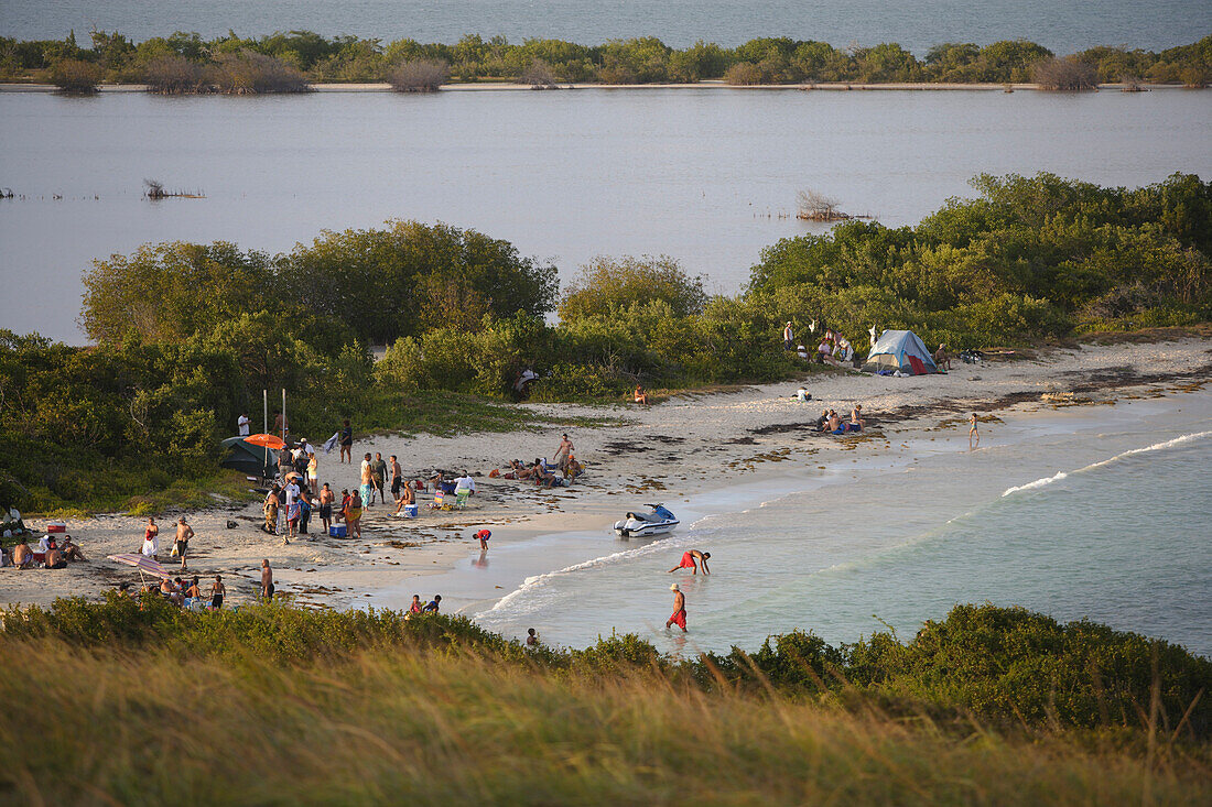 Menschen am Strand an einer Lagune, Cabo Rojo, Puerto Rico, Karibik, Amerika