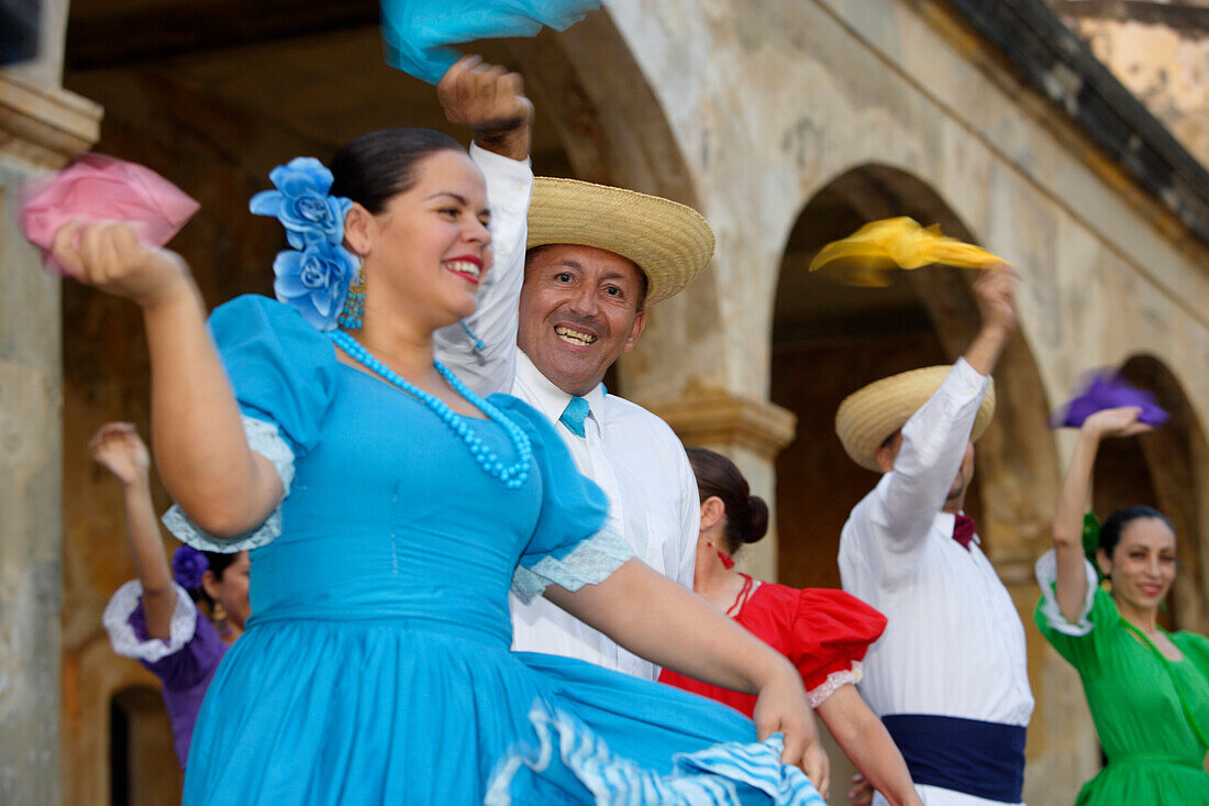 Menschen tanzen auf dem Castillo San Juan, San Juan, Puerto Rico, Karibik, Amerika
