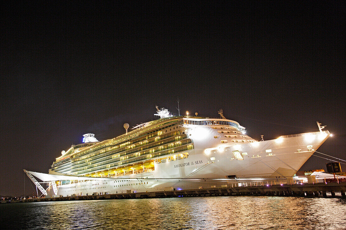 Beleuchtetes Kreuzfahrtschiff im Hafen bei Nacht, San Juan, Puerto Rico, Karibik, Amerika