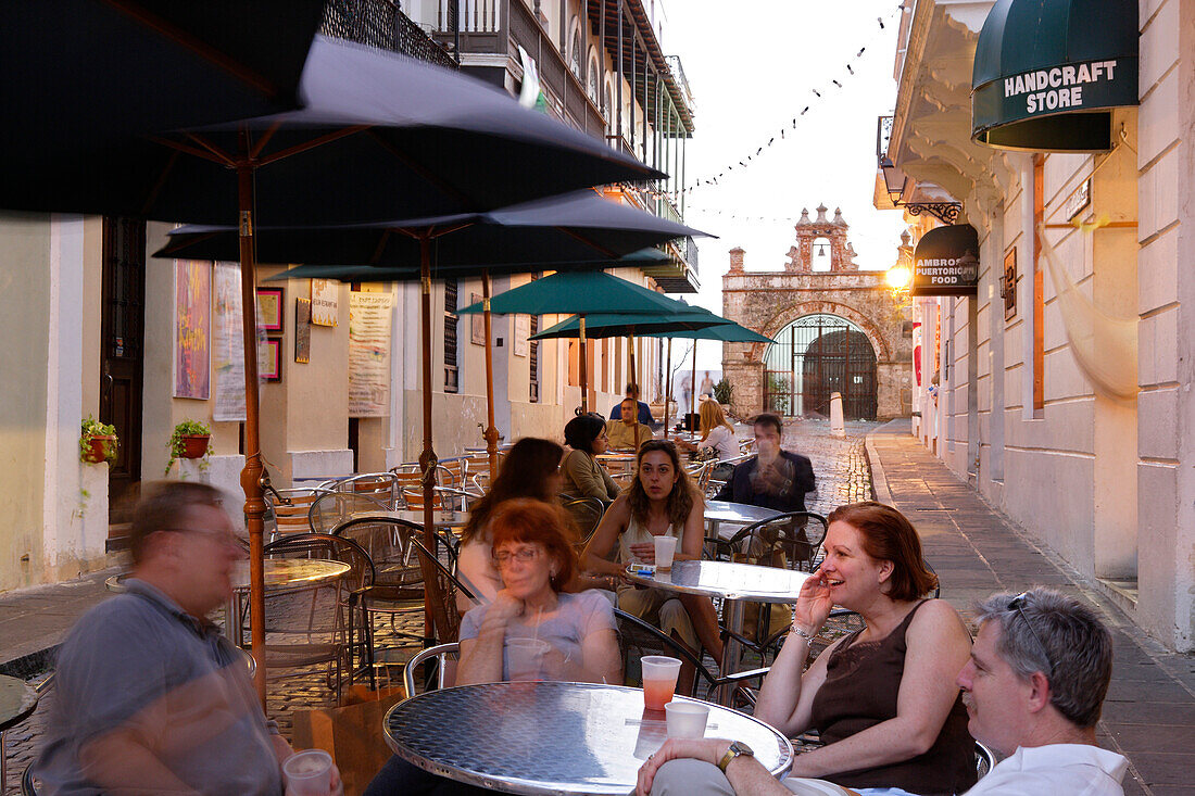 Menschen sitzen unter Sonnenschirmen vor dem Café in der Calle de Christo, San Juan, Puerto Rico, Karibik, Amerika