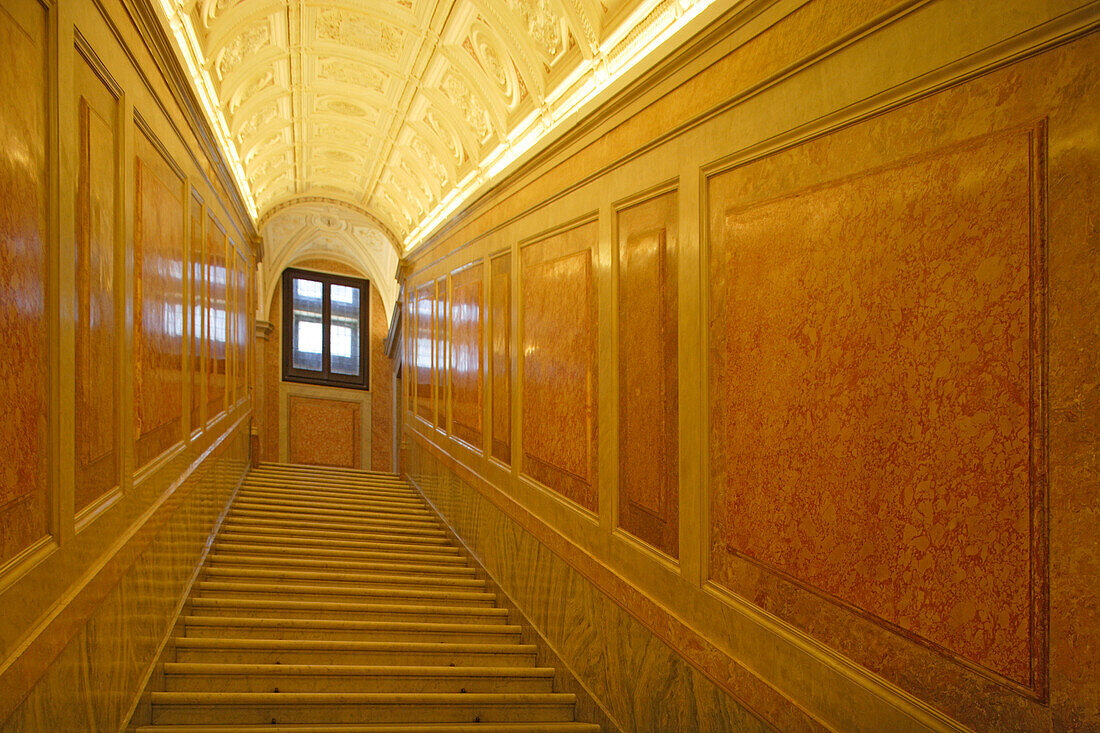 Menschenleeres Treppenhaus in der Villa Farnesina, Rom, Italien, Europa