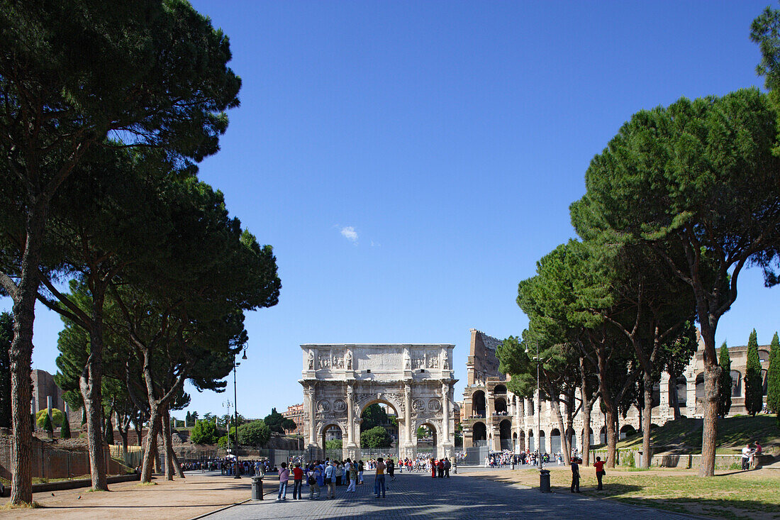 Touristen vor dem Konstantinsbogen unter blauem Himmel, Rom, Italien, Europa