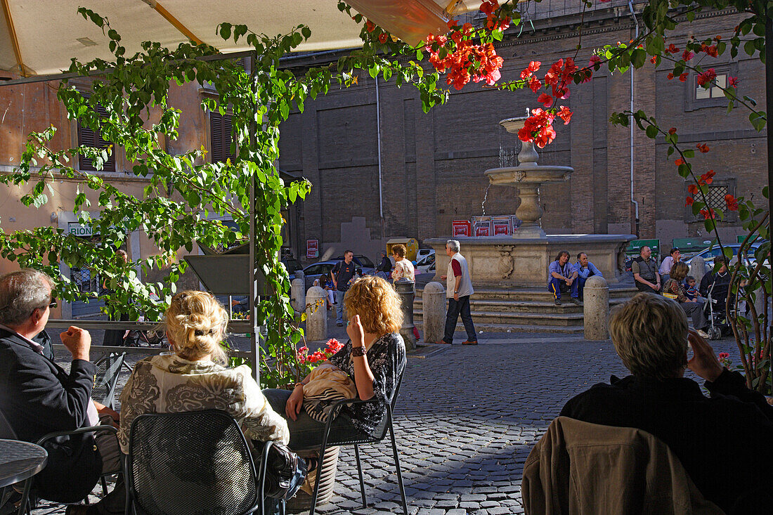 Menschen sitzen vor einem Café im Sonnenlicht, Via Cavour, Rom, Italien, Europa