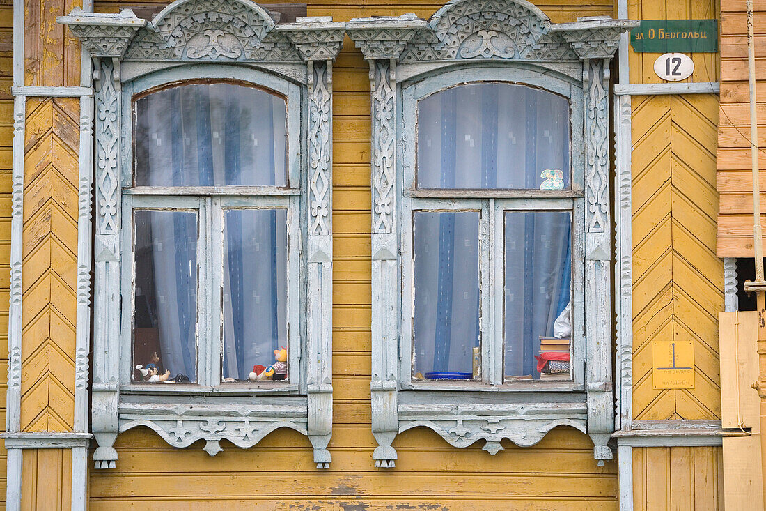 Hölzerne Fassade eines Wohnhauses in Uglitsch, Oblast Jaroslawl, Russland
