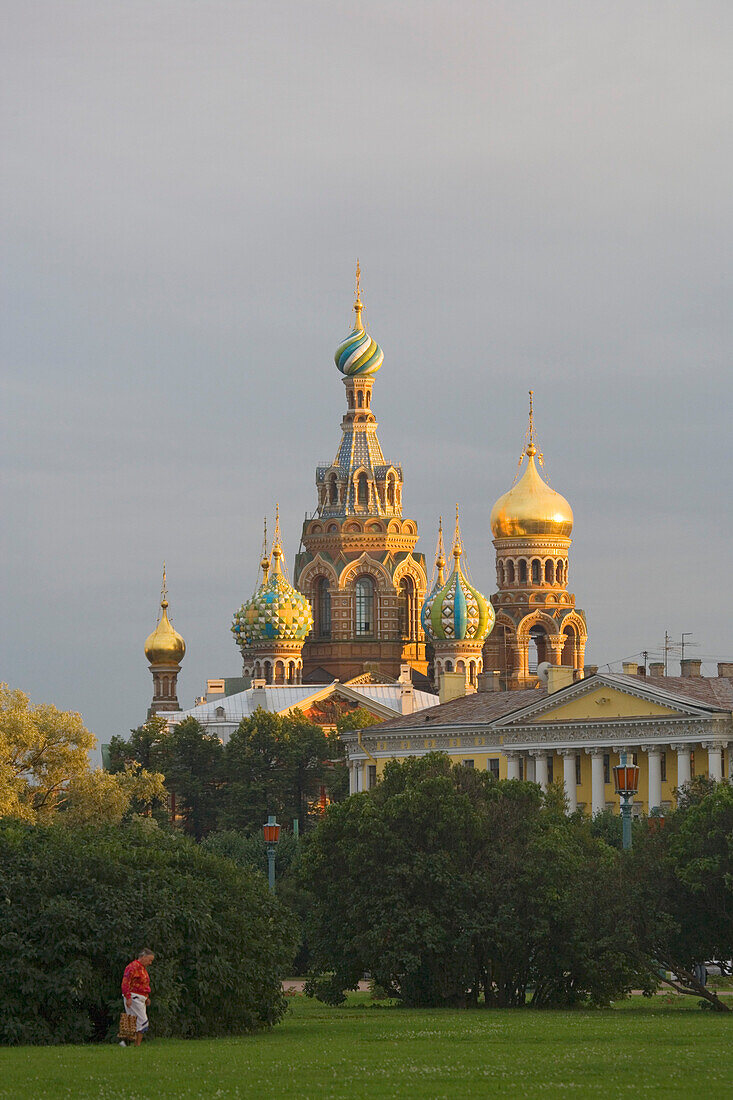 Marsfeld und im Hintergrund die Erlöserkirche. Sie wurde an der Stelle gebaut, an der Zar Alexander II ermordet wurde, Sankt Petersburg, Russland
