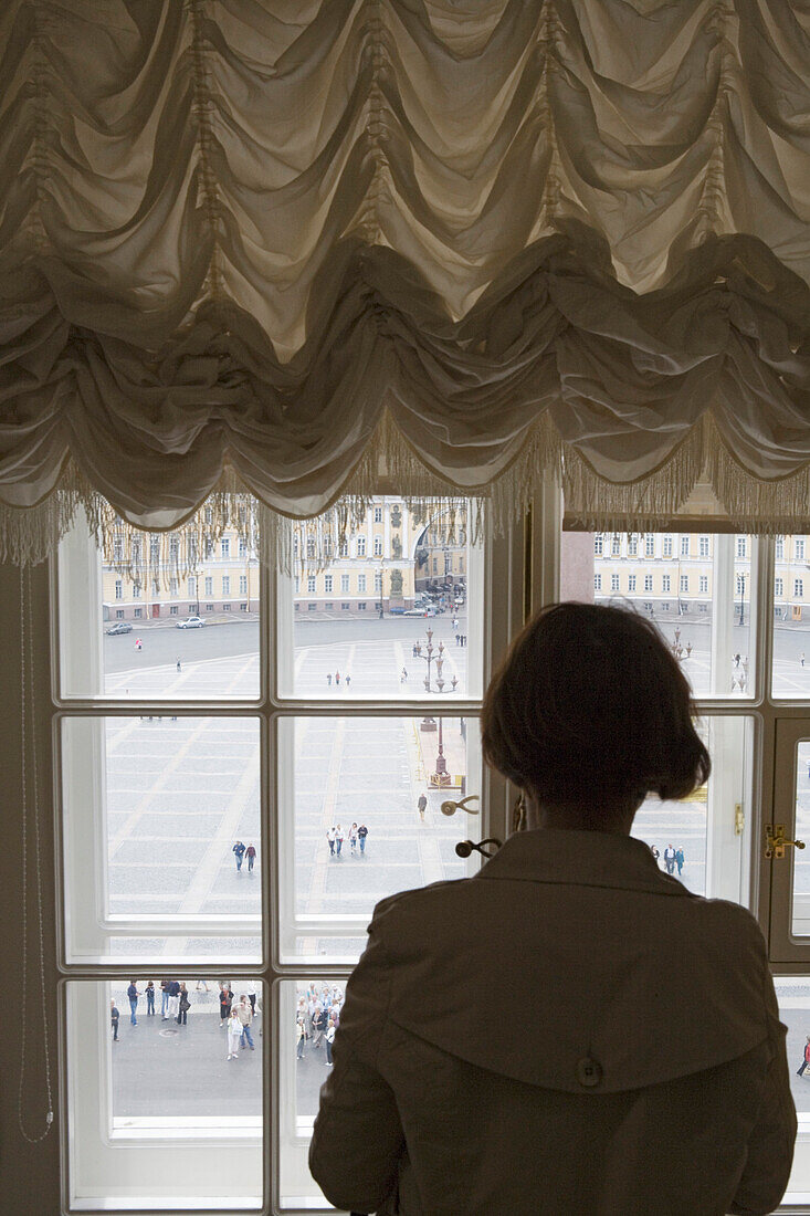 Frau schaut aus dem Fenster, Eremitage in the Winter Palace, Sankt Petersburg, Russland