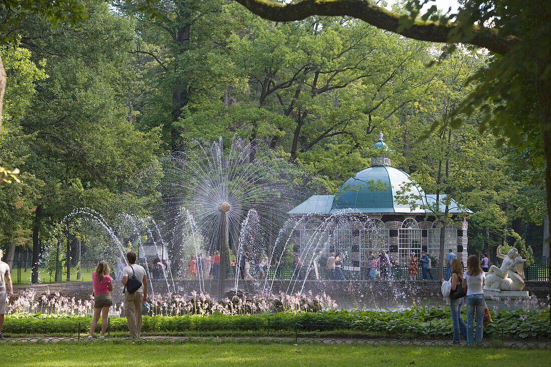 Brunnen im Park von Schloß Peterhof, St. Petersburg, Russland