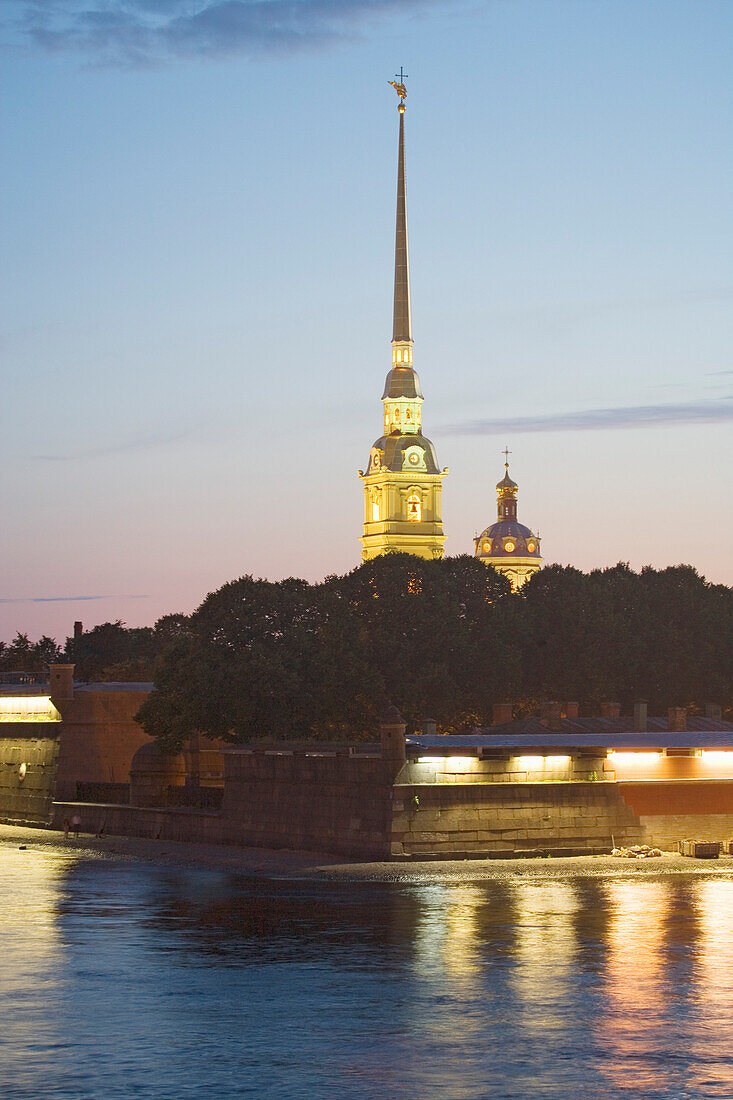 Peter-Pauls-Kathedrale im Abendlicht, Sankt Petersburg, Russland