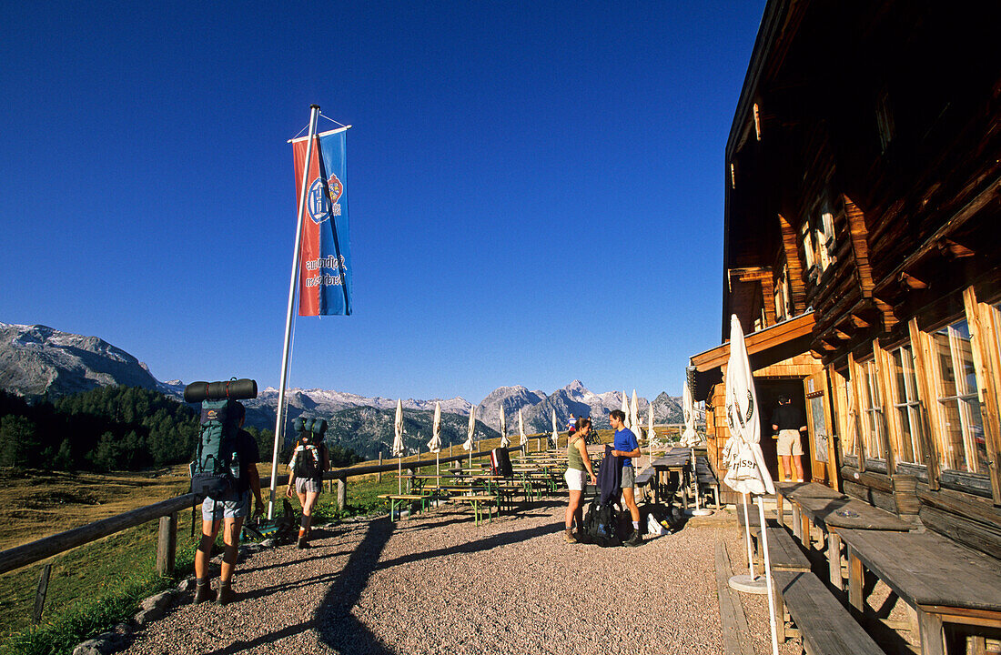 Gotzenalm mit Wanderern, Hundstod im Hintergrund, Berchtesgadener Alpen, Berchtesgaden, Oberbayern, Bayern, Deutschland