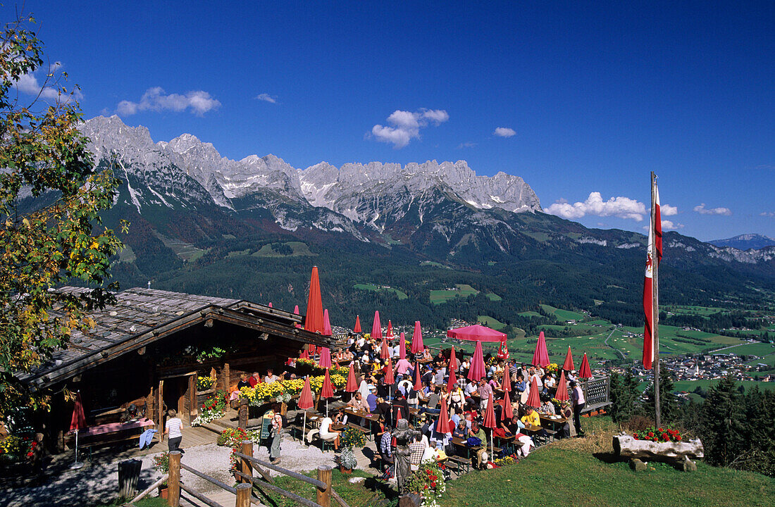 Wanderer auf der Terrasse der Rübezahlalm, Blick auf Wilder Kaiser, Hartkaser, Ellmau, Tirol, Österreich