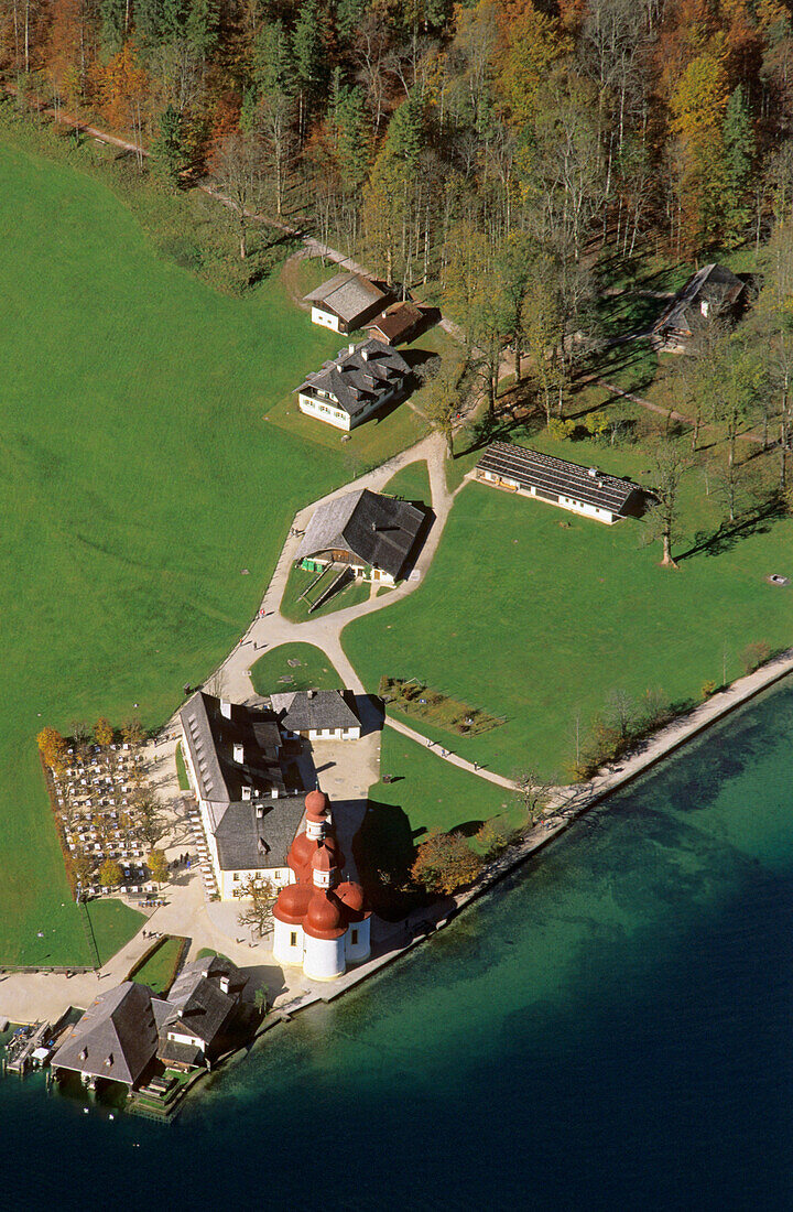 Luftaufnahme von St. Bartholomä am Königssee, Berchtesgadener Land, Bayern, Deutschland