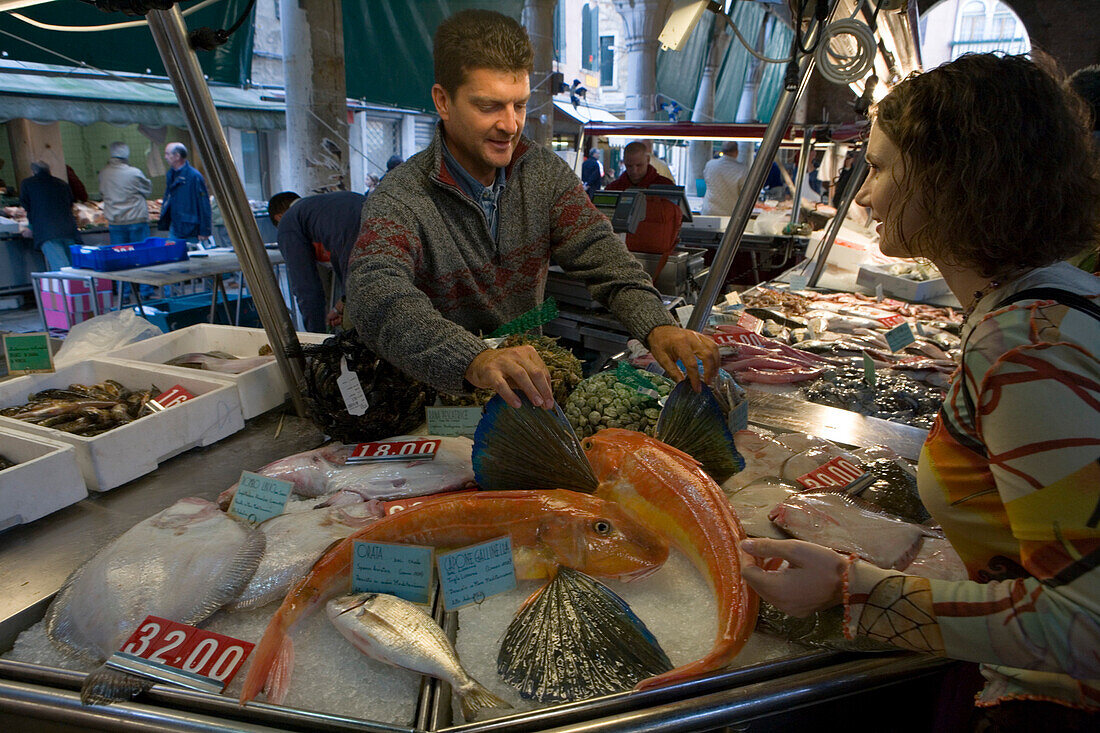 Fischhändler am Fischmarkt, Venedig, Venetien, Italien, Europa