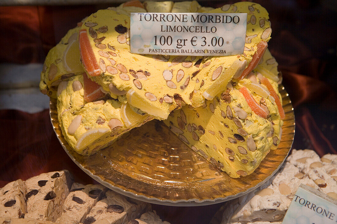 Leckere Limoncello Torrone Morbida in der Konditorei Pasticceria Ballarin Venezia, Venedig, Venetien, Italien, Europa