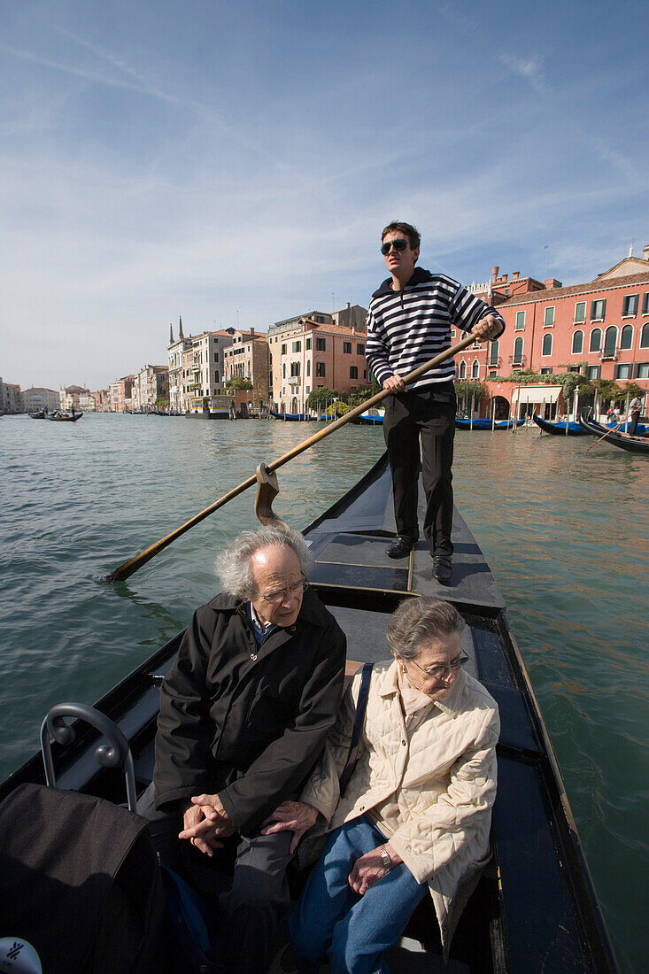 Gondoliere, Gondelfahrer steuert Gondel über Canal Grande, Venedig, Venetien, Italien, Europa