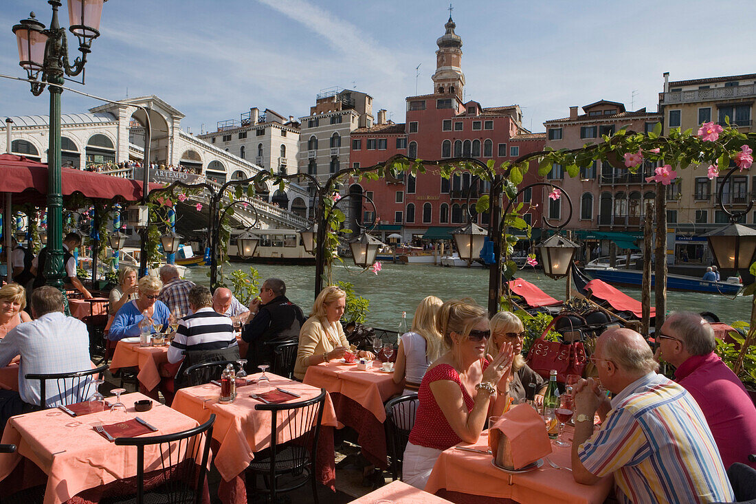 Menschen auf der Terrasse des Café Saraceno Restaurant nahe Rialtobrücke, Venedig, Venetien, Italien, Europa