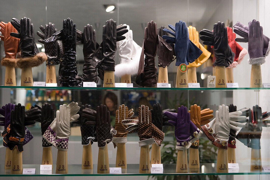Schicke Designer Handschuhe in Schaufenster von Geschäft, Venedig, Venetien, Italien, Europa