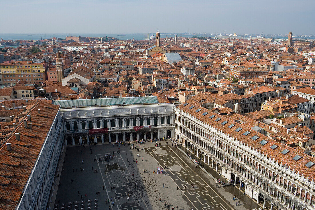 Blick vom Campanile Turm auf Markusplatz und Dächer und Häuser, Venedig, Venetien, Italien, Europa