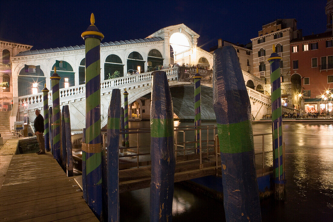 Nachtaufnahme von Rialtobrücke über Canal Grande, Venedig, Venetien, Italien, Europa