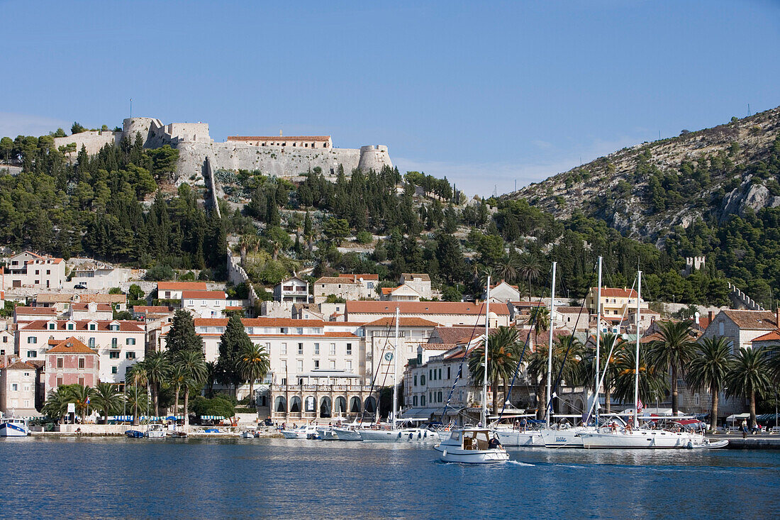 Marina, Altstadt und Festung Spanjola, Hvar, Dalmatien, Kroatien, Europa