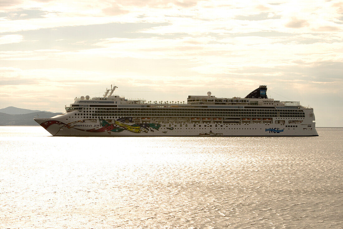 Ozeanriese Norwegian Jewel ankert im Hafen, Dubrovnik, Dalmatien, Kroatien, Europa