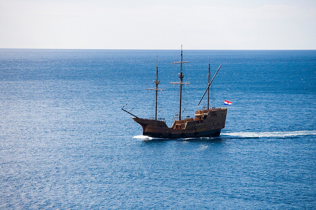 Historisches Segelschiff kreuzt in der Adria, Dubrovnik, Dalmatien, Kroatien, Europa