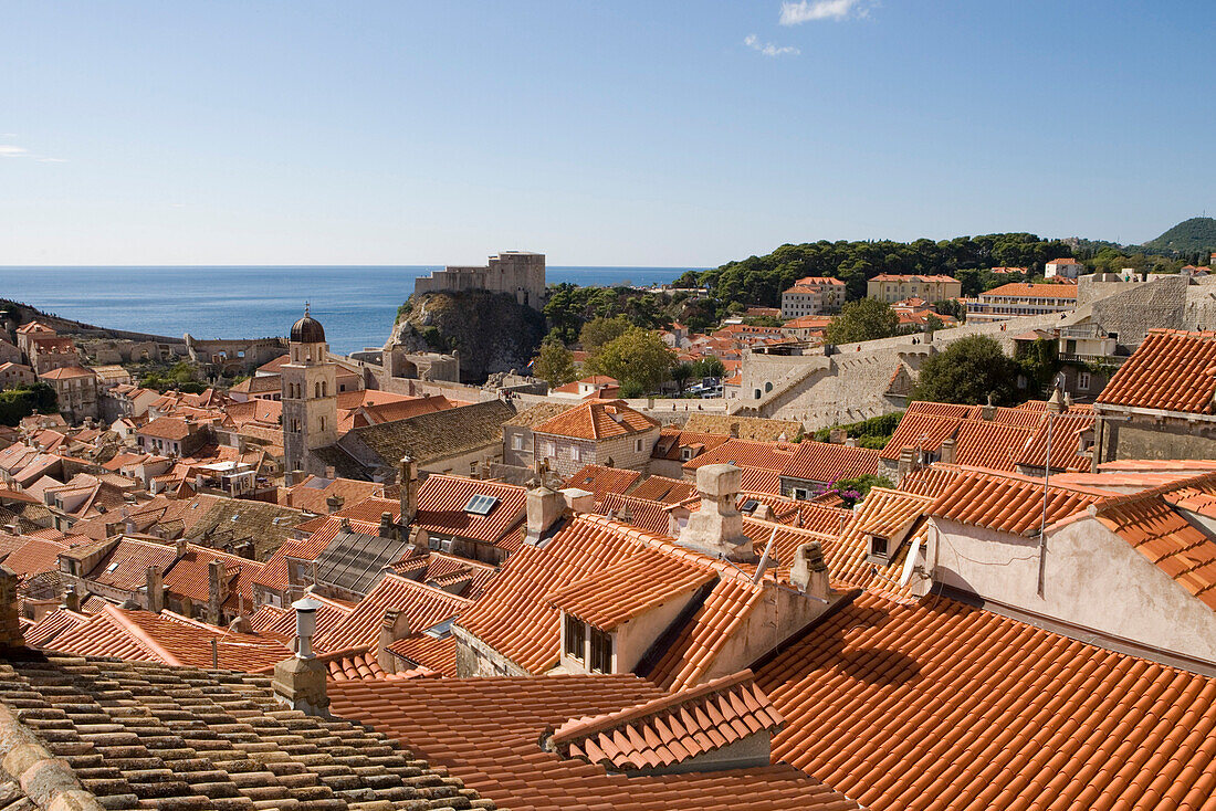 Blick von Stadtmauer auf Dächer und Häuser der Altstadt, Dubrovnik, Dalmatien, Kroatien, Europa