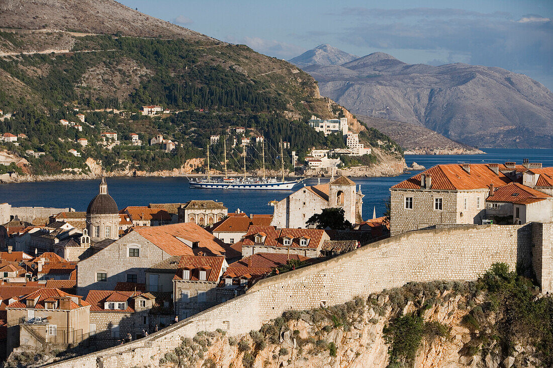 Blick auf Stadtmauer und Altstadt mit vorgelagertem Großsegler Royal Clipper, Dubrovnik, Dalmatien, Kroatien, Europa