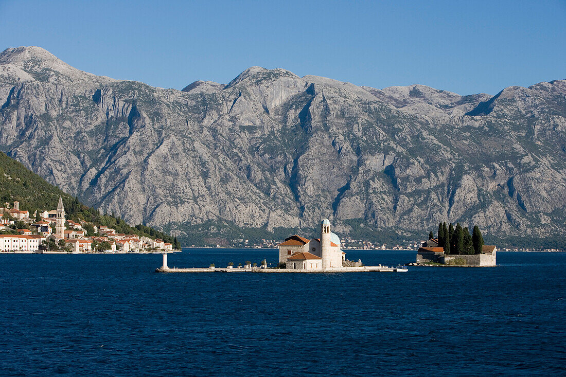 Kirchen auf Inseln im Kotor Fjord, Kotor, Montenegro, Europa