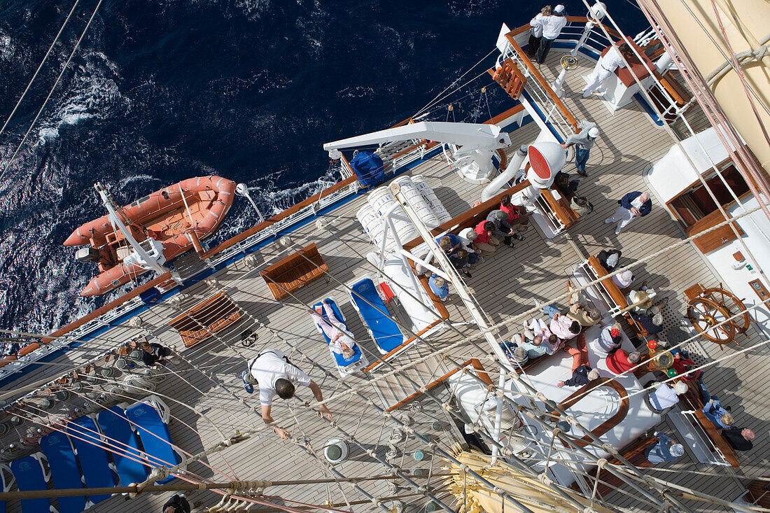 Blick von Plattform am Mast auf Deck von Großsegler Royal Clipper, nahe Ponza, Pontinische Inseln, Italien, Europa