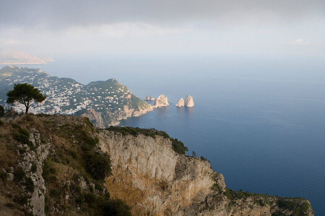 Blick vom Monte Solaro Berg auf Küste und Faraglioni Felsen, Capri, Kampanien, Italien, Europa