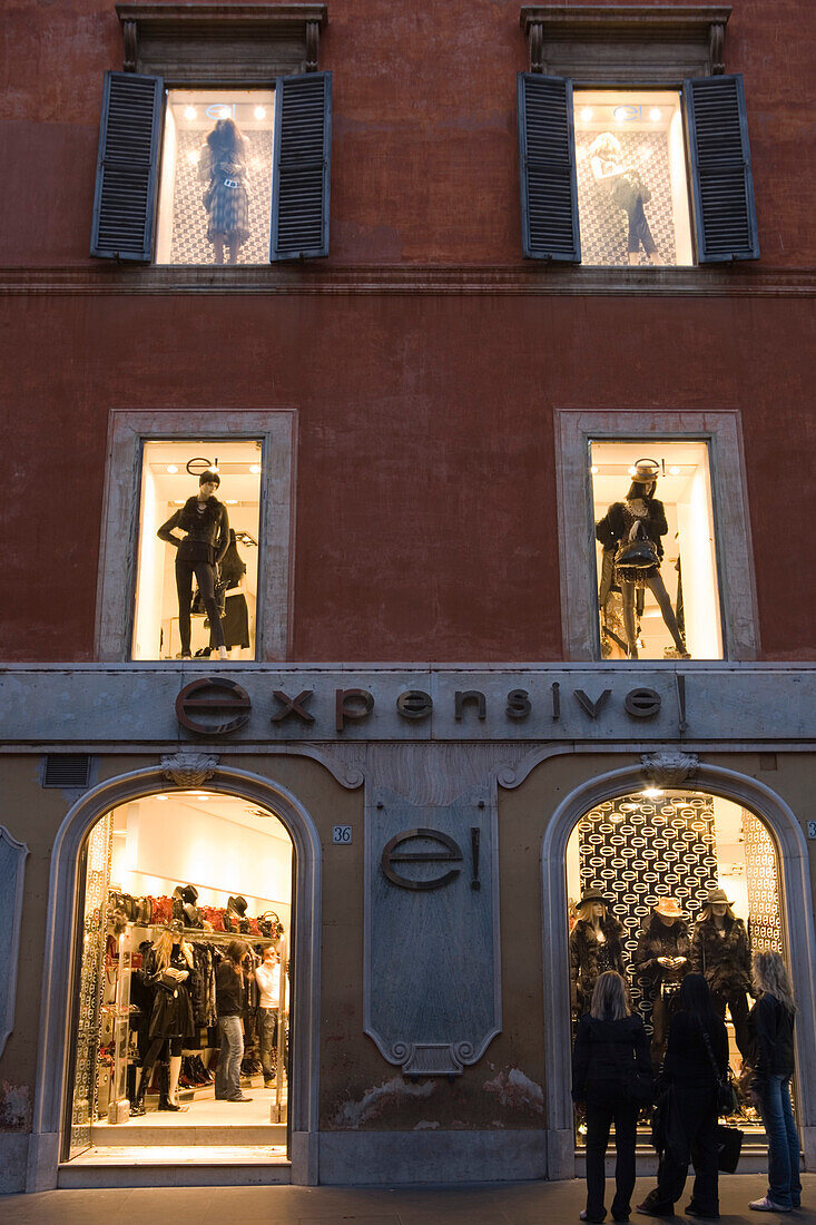 Drei Frauen vor Boutique Expensive, Rom, Lazio, Italien, Europa