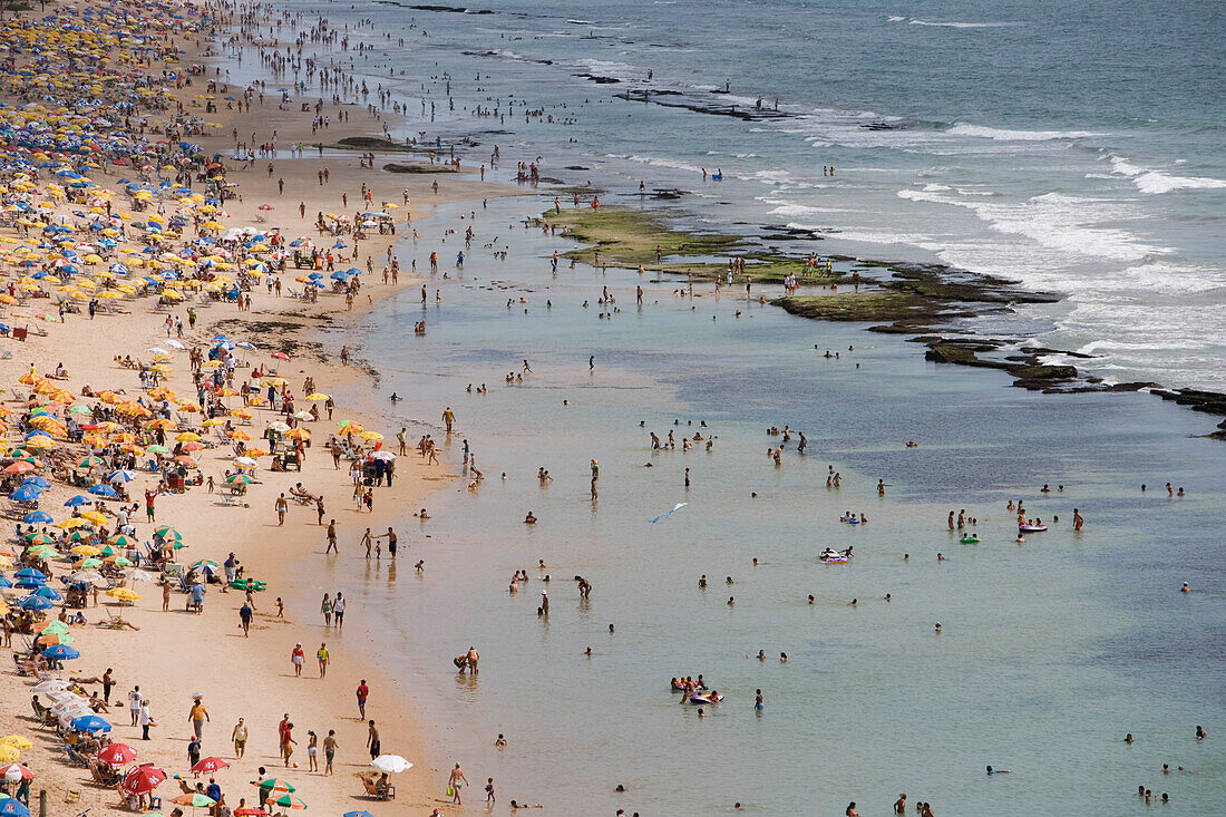 Menschenmassen am Strand, Recife, Pernambuco, Brasilien, Südamerika