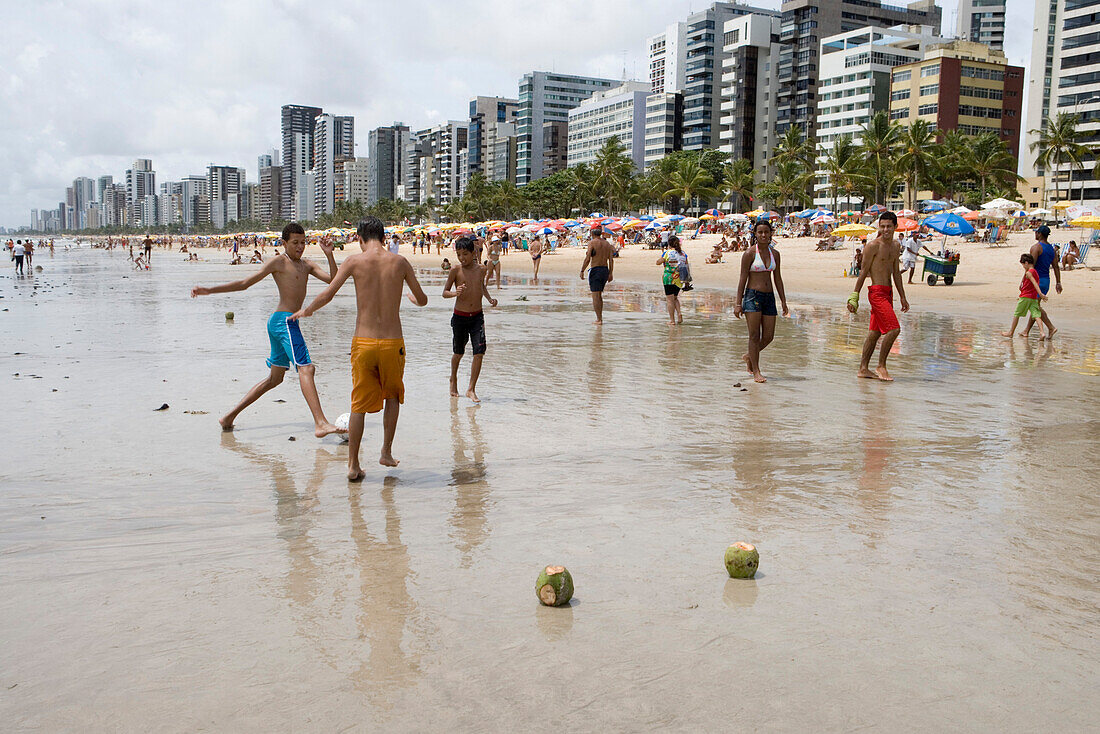 Jungens spielen Fußball am Strand mit Kokosnüssen als Tore, Recife, Pernambuco, Brasilien, Südamerika