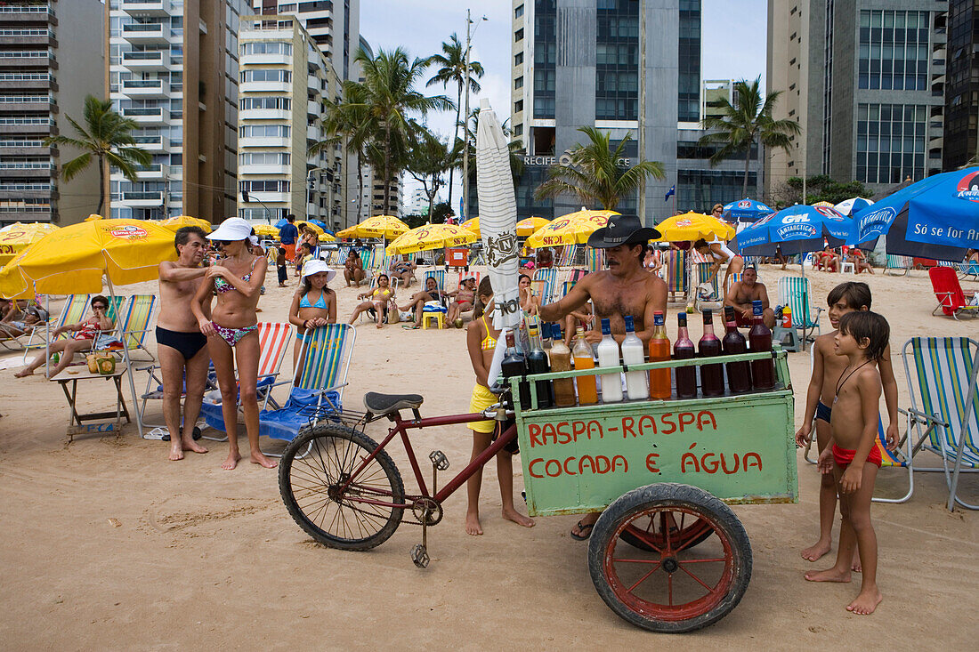 Händler verkauft Fruchtsäfte am Strand, Recife, Pernambuco, Brasilien, Südamerika