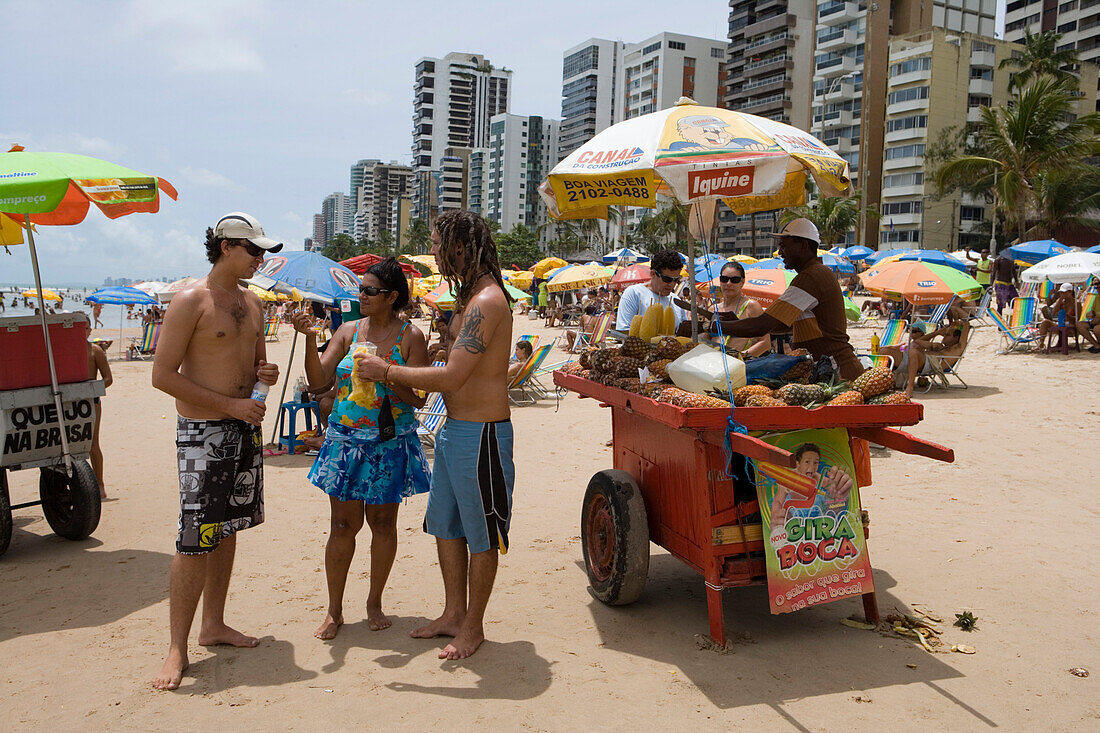 Händler mit Handwagen verkauft Ananas am Strand, Recife, Pernambuco, Brasilien, Südamerika