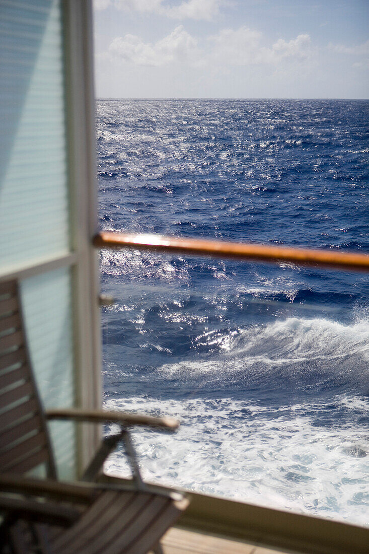 Gästesuite mit Balkon an Bord von MS Europa, auf dem Atlantik nahe Brasilien, Südamerika