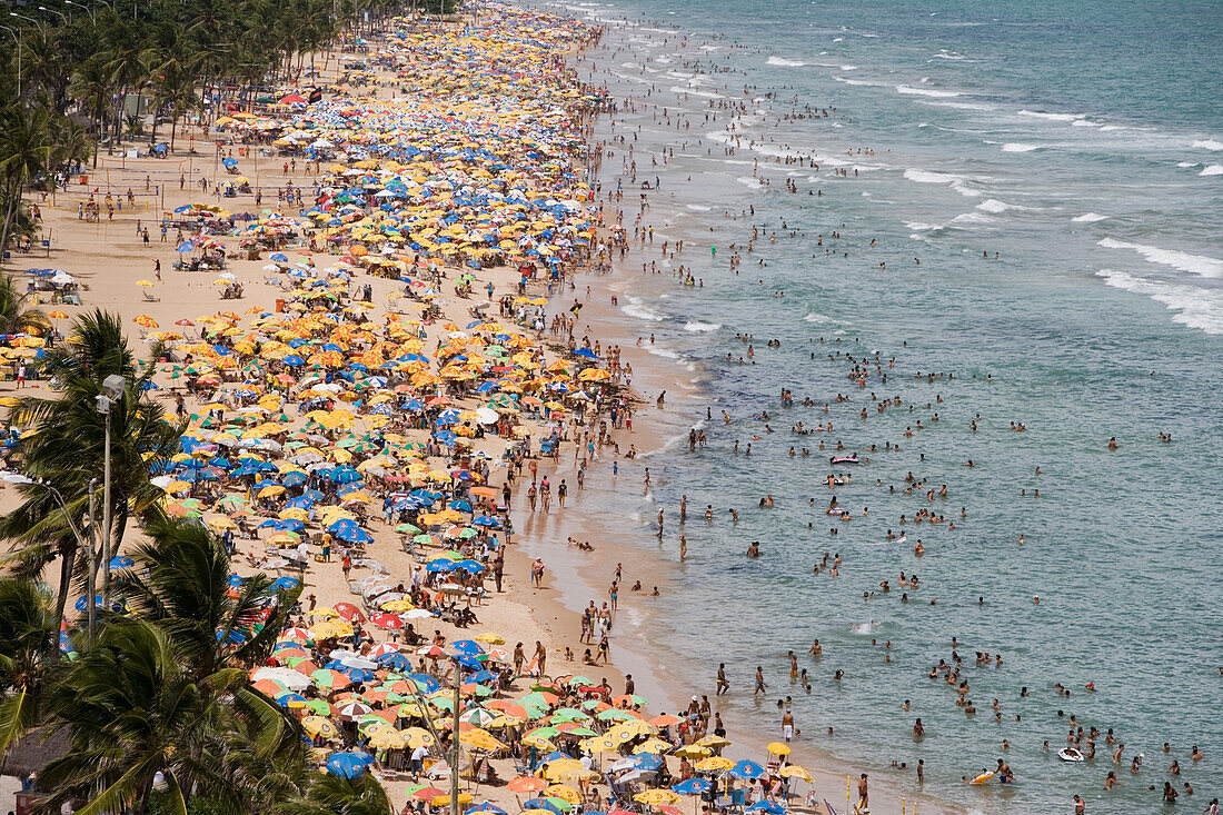 Menschen verbringen gemütlichen Sonntag am Strand, Recife, Pernambuco, Brasilien, Südamerika