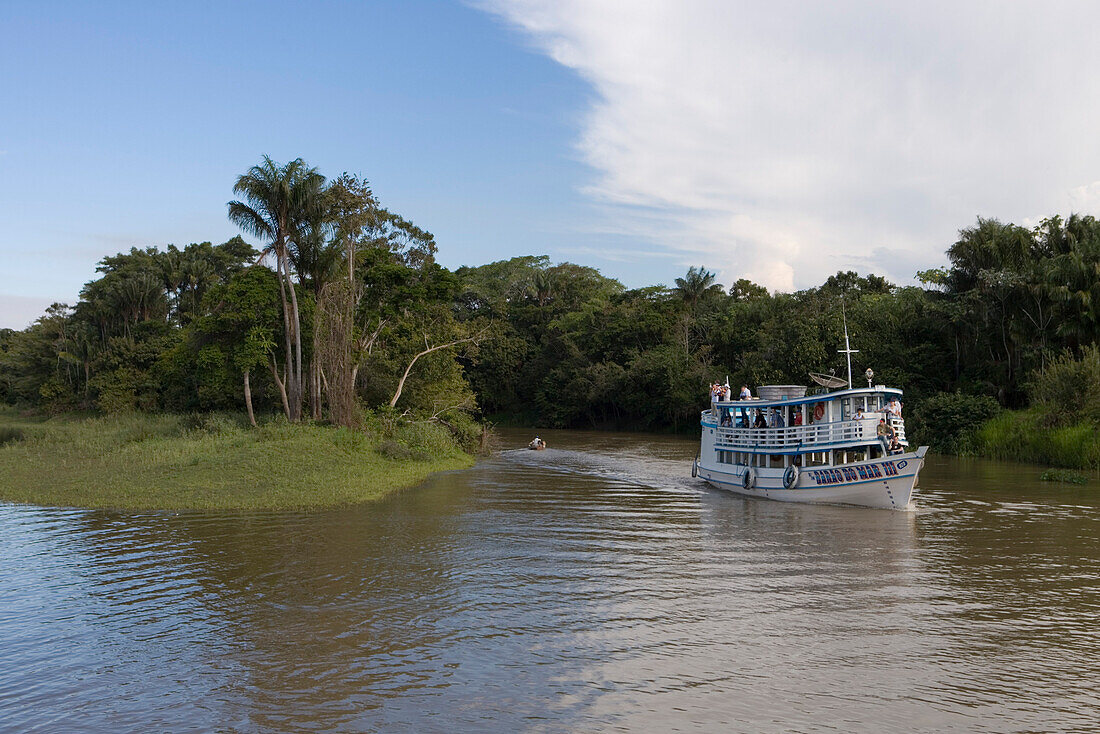 Amazonas Flußdampfer am Rio Tapajos, nahe Santarem, Para, Brasilien, Südamerika