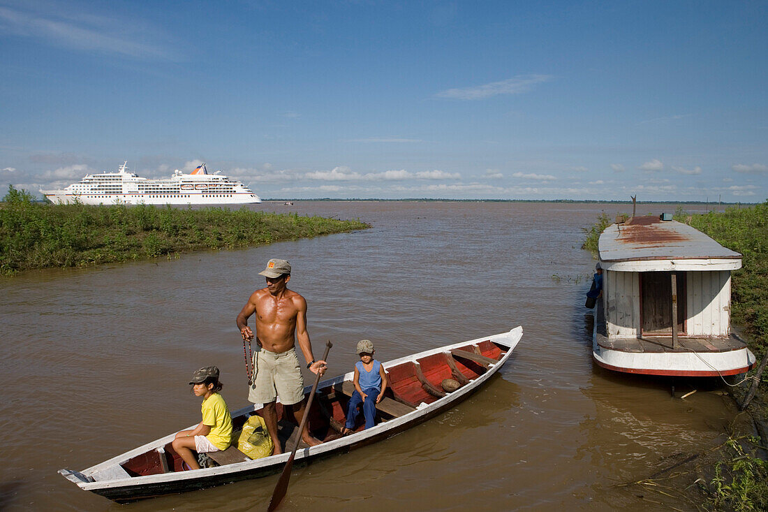 Indianer im Kanu und MS Europa auf Amazonas, Boca da Valeria, Amazonas, Brasilien, Südamerika