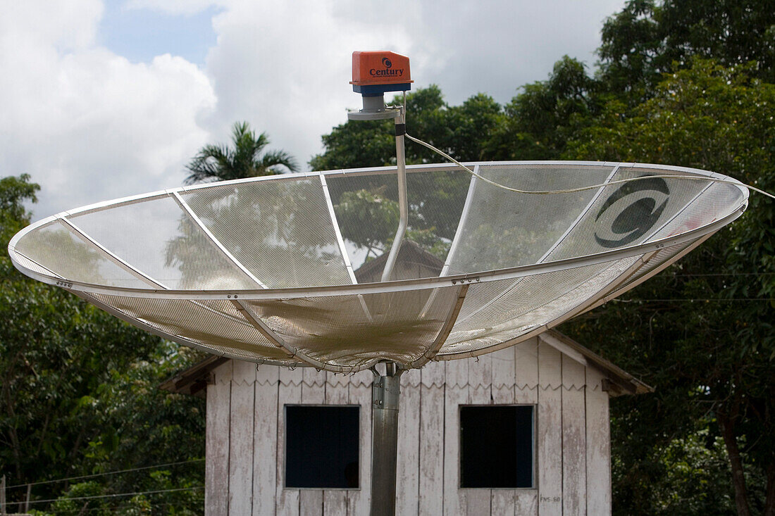 Satellitenschüssel in Dorf im Amazonas Regenwald, Boca da Valeria, Amazonas, Brasilien, Südamerika