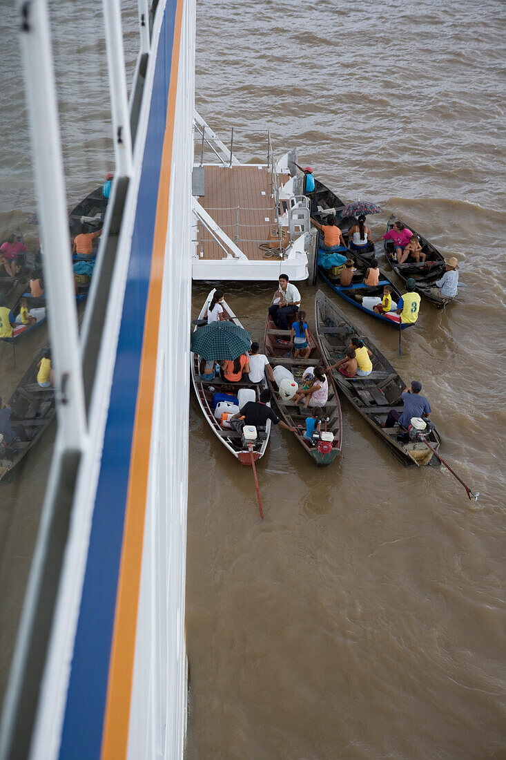 Indianer in Kanus und MS Europa auf Amazonas, Boca da Valeria, Amazonas, Brasilien, Südamerika