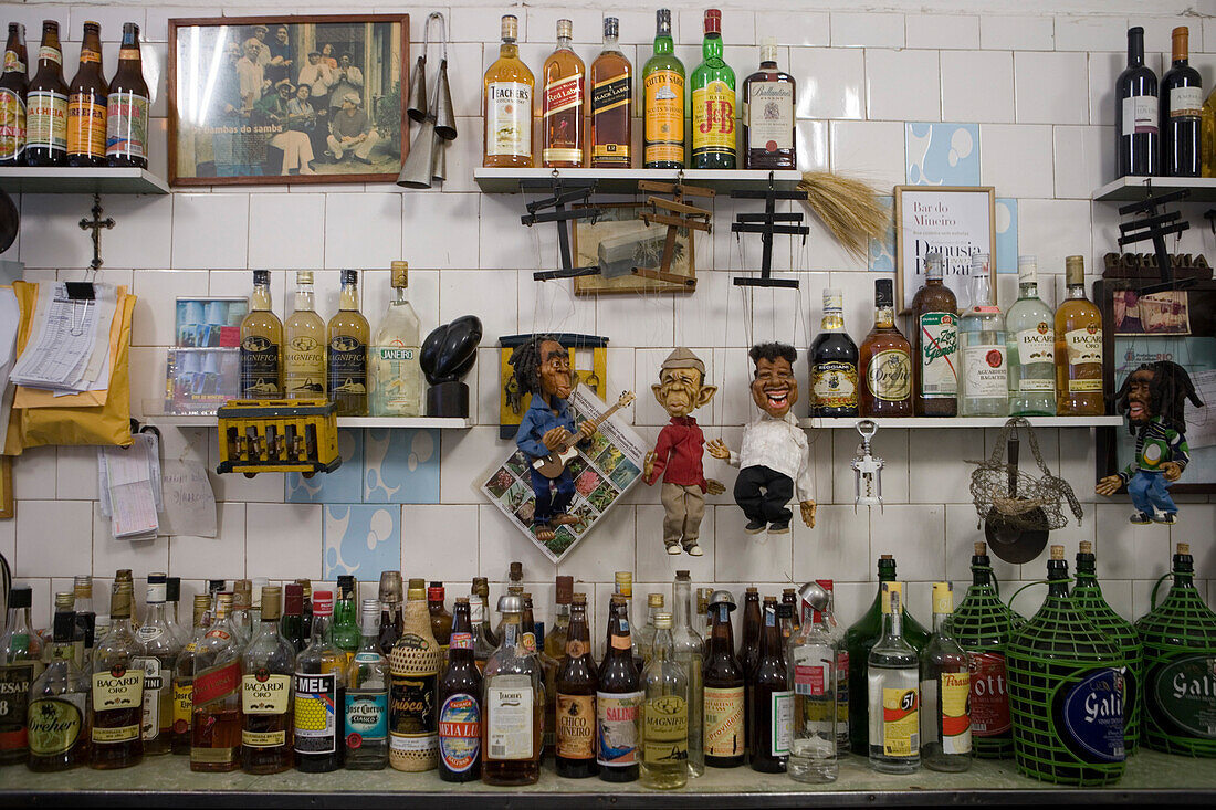 Spirituosen in der Bar do Mineiro in Santa Teresa, Rio de Janeiro, Brasilien, Südamerika