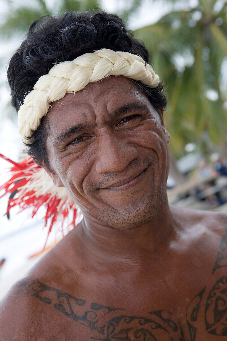 Freundlicher Polynesier mit traditionellem Kopfschmuck, Fakarava, Tuamotu Inseln, Französisch Polynesien, Südsee