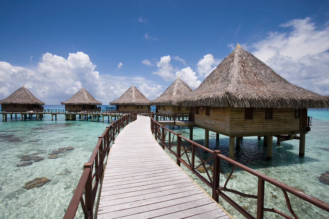 Steg zu Overwater Bungalows vom Hotel Kia Ora, Avatoru, Rangiroa, Tuamotu Inseln, Französisch Polynesien, Südsee