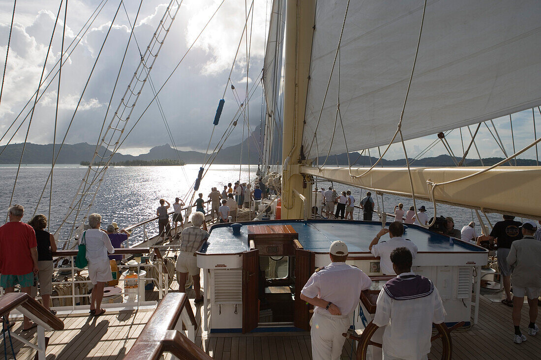 Großsegler Star Flyer steuert auf Bora Bora zu, Bora Bora, Gesellschaftsinseln, Französisch Polynesien, Südsee