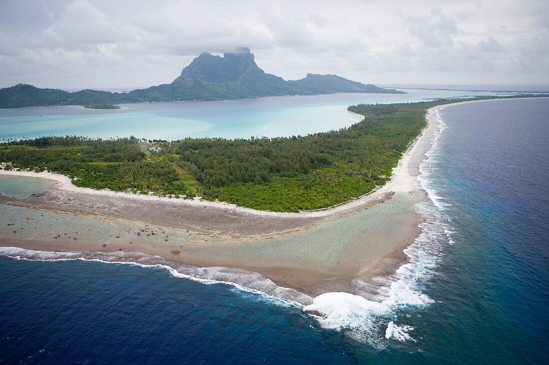 Luftaufnahme von der Bora Bora Lagune mit Mount Otemanu, Bora Bora, Gesellschaftsinseln, Französisch Polynesien, Südsee