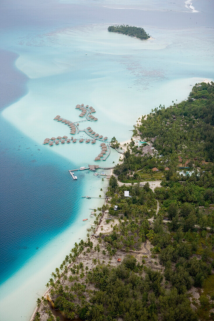 Luftaufnahme von Overwater Bungalows vom Bora Bora Pearl Beach Resort & Spa in der Bora Bora Lagune, Bora Bora, Gesellschaftsinseln, Französisch Polynesien, Südsee