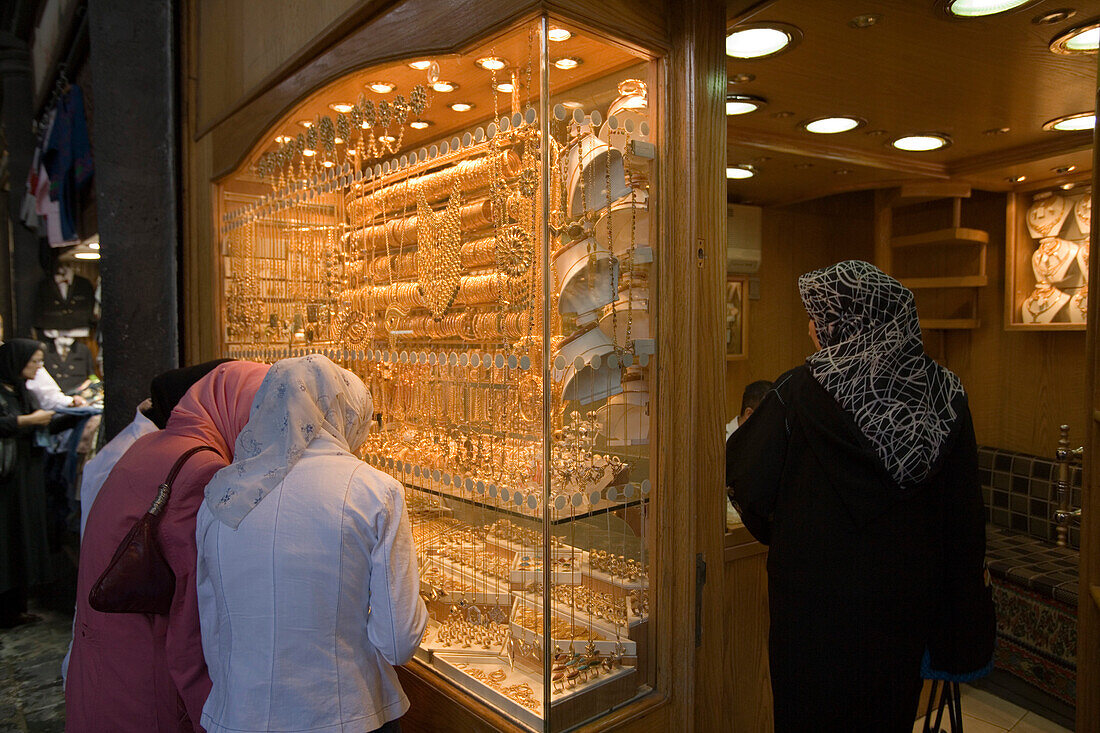 Frauen betrachten Goldschmuck im Suq al-Hamidiya, Damaskus, Syrien, Naher Osten, Asien